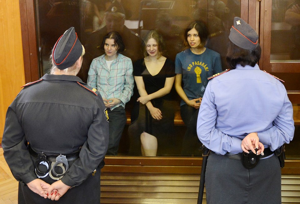 Müzik grubu Pussy Riot, Kurtarıcı İsa Katedrali'ndeki gösterilerinden sonra göz altına alınmış ve grubun iki üyesi hapis cezasına çarptırılmıştı.