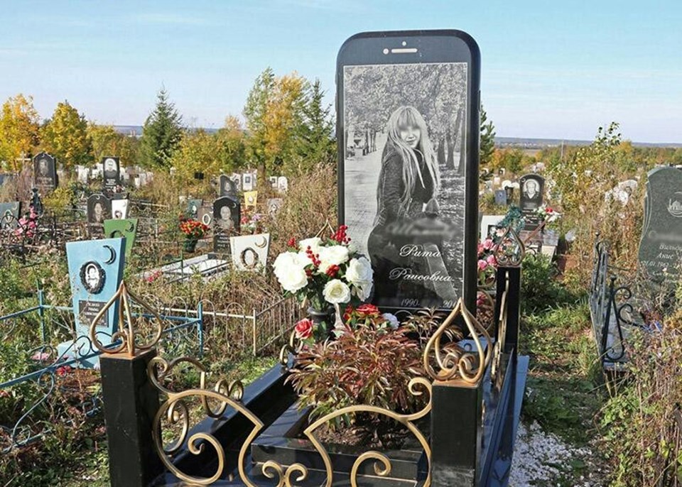 Rusya’da iPhone şeklinde mezar taşı yapıldı 29