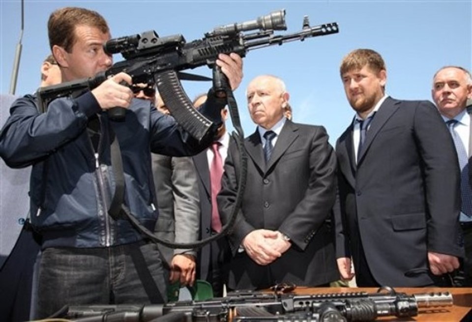 Çeçen lider Ramazan Kadirov, yakında görevi Vladimir Putin'e devredecek Rusya Devlet Başkanı Dimitry Medvedev'le birlikte