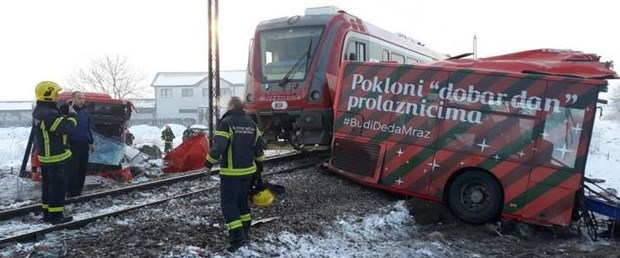 yolcu-treni-okul-servisine-carpti-5-olu-30-yarali_2841_dhaphoto3.jpg