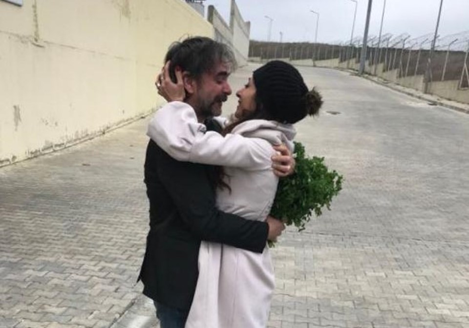 Deniz Yücel'i tahliyesinin ardından cezaevi önünde eşi Dilek Mayatürk Yücel karşıladı.