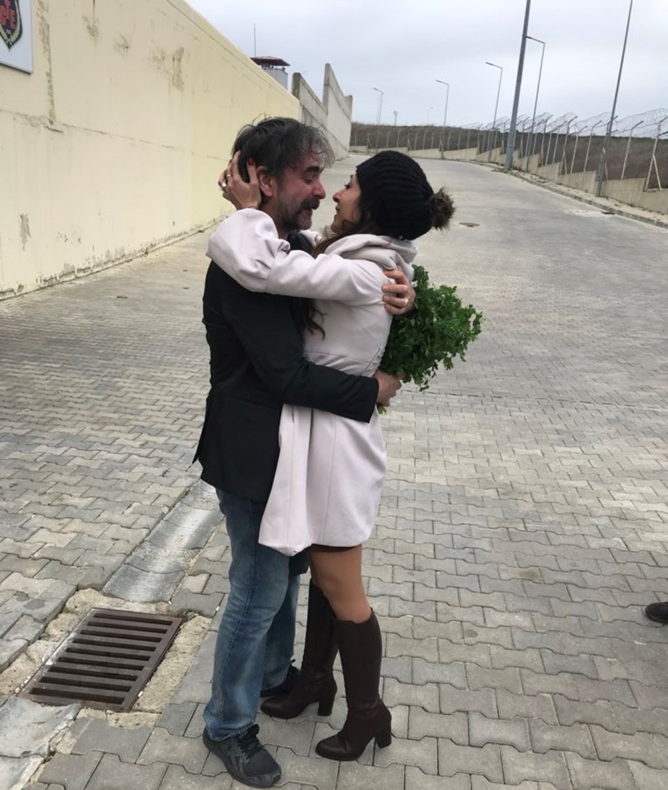 Alman gazeteci Deniz Yücel'in serbest bırakıldığını avukatı Veysel Ok, Twitter hesabından paylaştığı bu fotoğrafla duyurdu.  