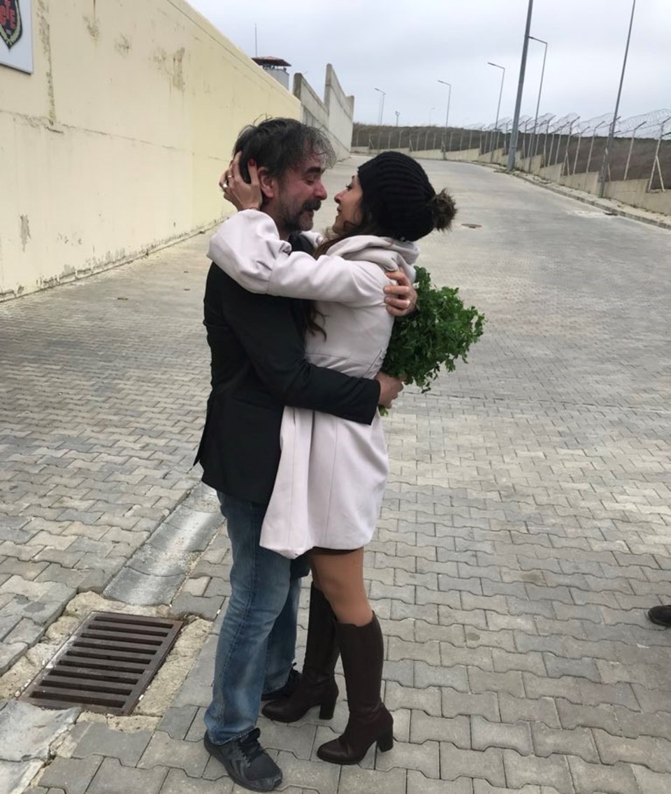 Alman gazeteci Deniz Yücel'in serbest bırakıldığını avukatı Veysel Ok, Twitter hesabından paylaştığı bu fotoğrafla duyurdu.