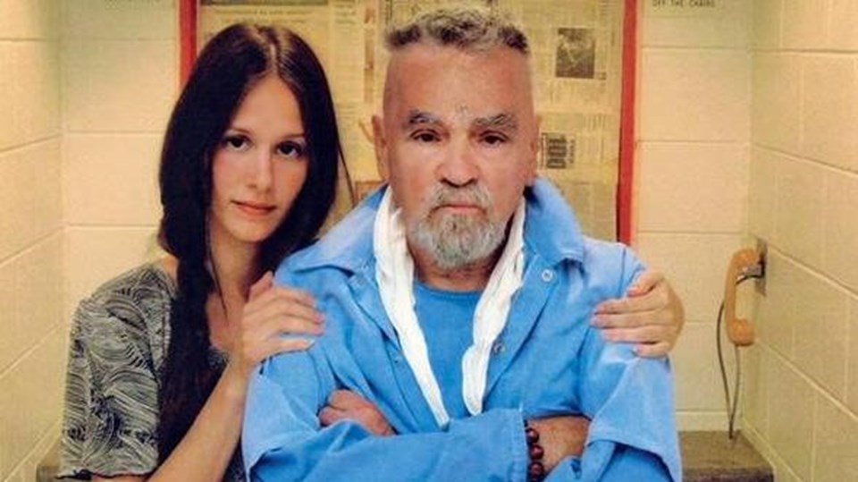 Manson, cezaevindeyken 26 yaşındaki bir hayranından evlenme teklifi almıştı. Afton Elaine Burton ile nişanlanmayı kabul eden Manson, yasal izin çıkmasına rağmen son anda evlenmekten vazgeçti...