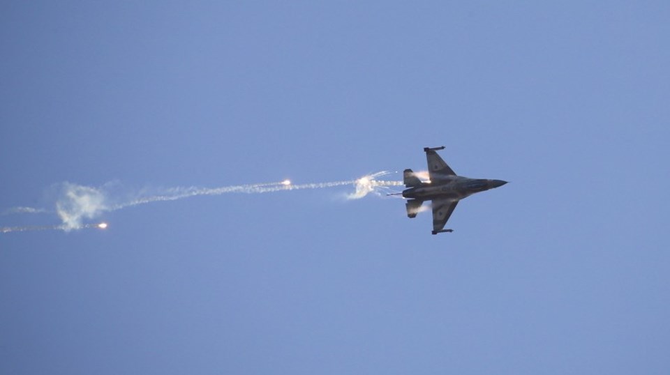 srail F-16 sava uan Suriye'de Rus l-20 askeri uan Suriye savunma sisteminden kamak iin kalkan olarak kulland iddia edildi. 

