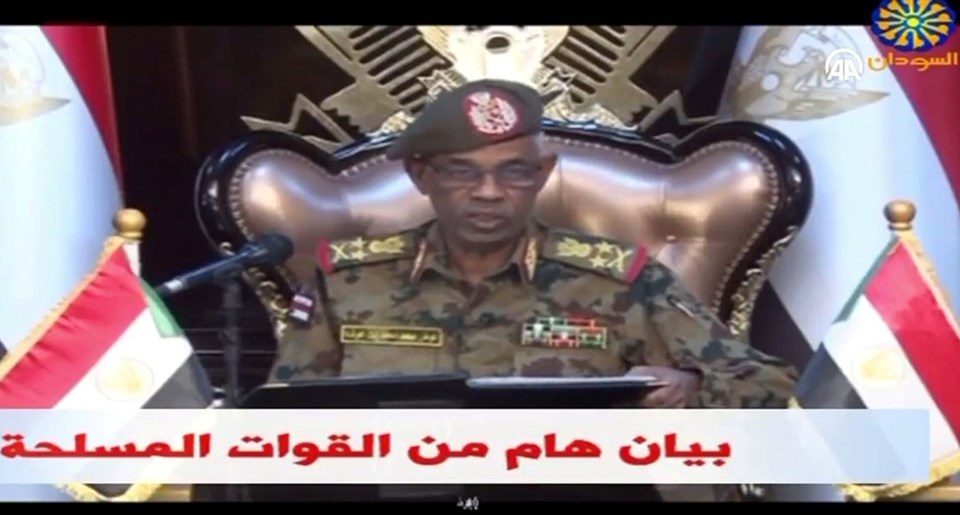 Sudan Savunma Bakanı Avad bin Avf ülkenin iki yıl boyunca Askeri Konsey tarafından yönetileceğini açıkladı.