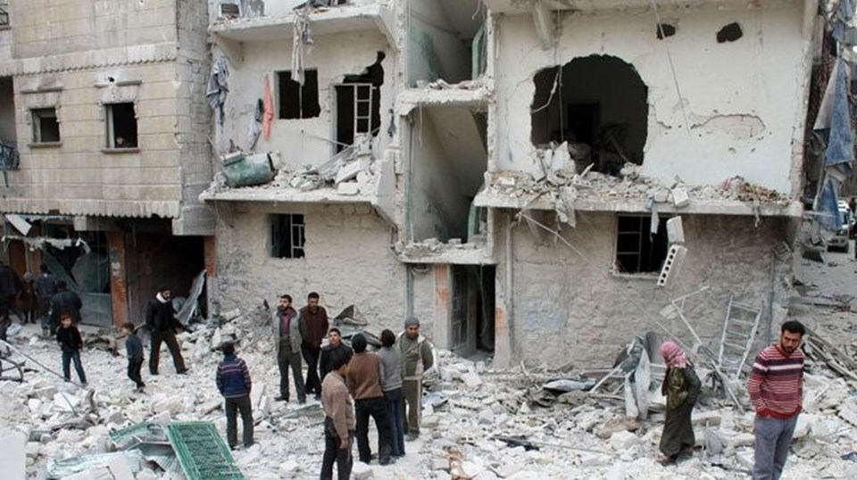 Suriye'de muhaliflerin kontrolündeki Halep'de sadece bir yıl içerisinde varil bombalarıyla 3 bin sivil yaşamını kaybetti.