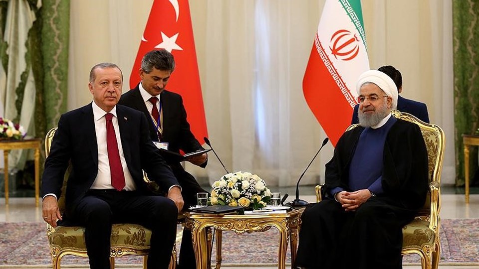 Zirve öncesi Cumhurbaşkanı Erdoğan ilk ikili görüşmeyi evsahibi İran'ın Cumhurbaşkanı Ruhani ile yaptı.