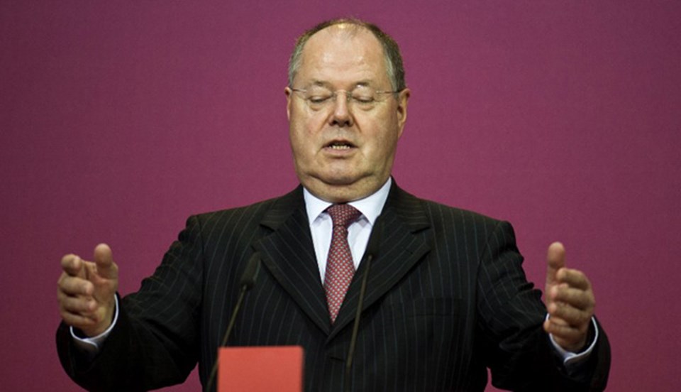 Sosya Demokrat Parti'nin başbakan adayı Peer Steinbrück seçimlerde umduğunu bulamadı. Steinbrück'ün Merkel'le koalisyona sıcak bakacağı iddia ediliyor.