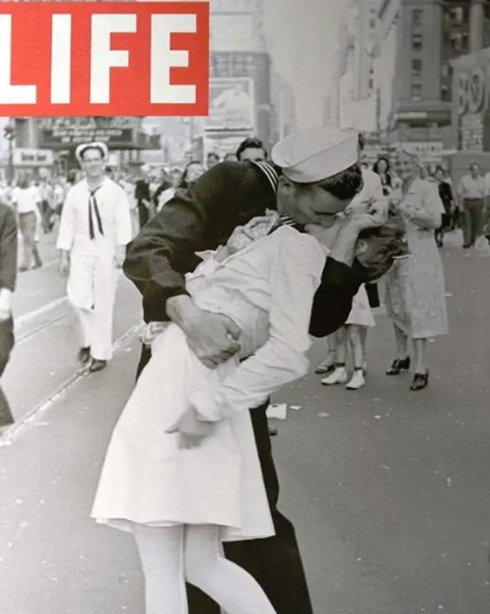 George Mendonsa'nın Greta Zimmer Friedman'ı öptüğü fotoğraf Life dergisine kapak olmuştu.