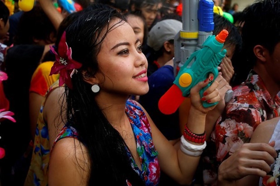 Tayland'daki su festivalinde ölenlerin sayısının 500’e yaklaştığı ve ölümlü trafik kazaların büyük çoğunluğunun alkollü araç kullanımından dolayı meydana geldiği belirtildi.