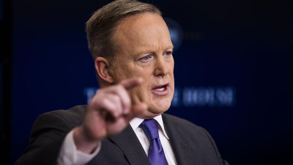 Beyaz Saray sözcüsü Sean Spicer, 5 yaşındaki çocuğun ABD için tehdit oluşturduğu için kelepçelendiğini söyledi.