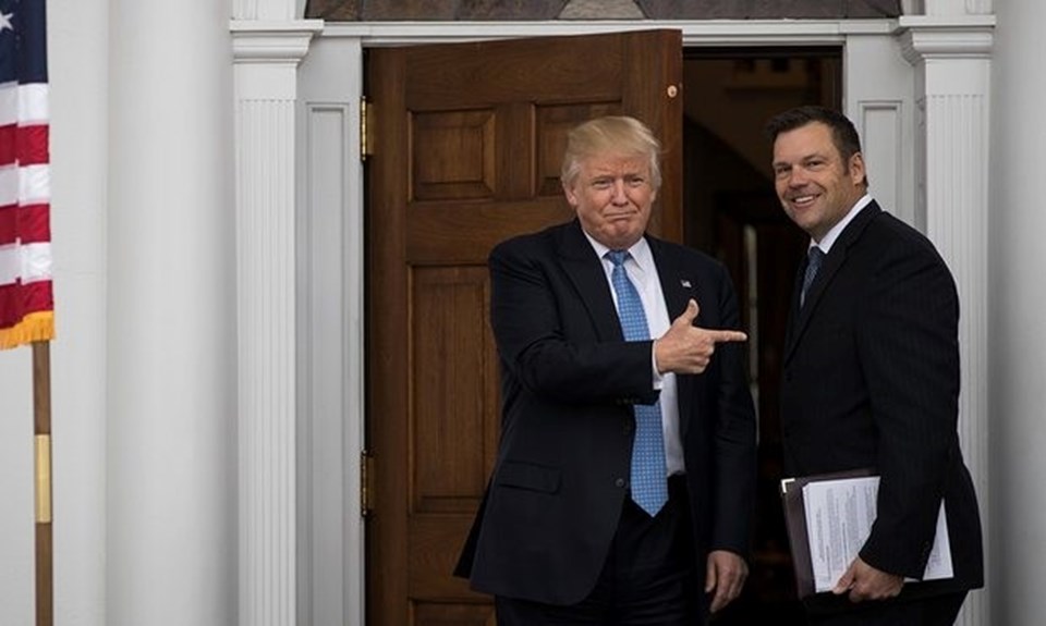 Trump kabinesindeki muhtemel içişleri bakanı Kris Kobach'la New Jersey'de görüştü.  