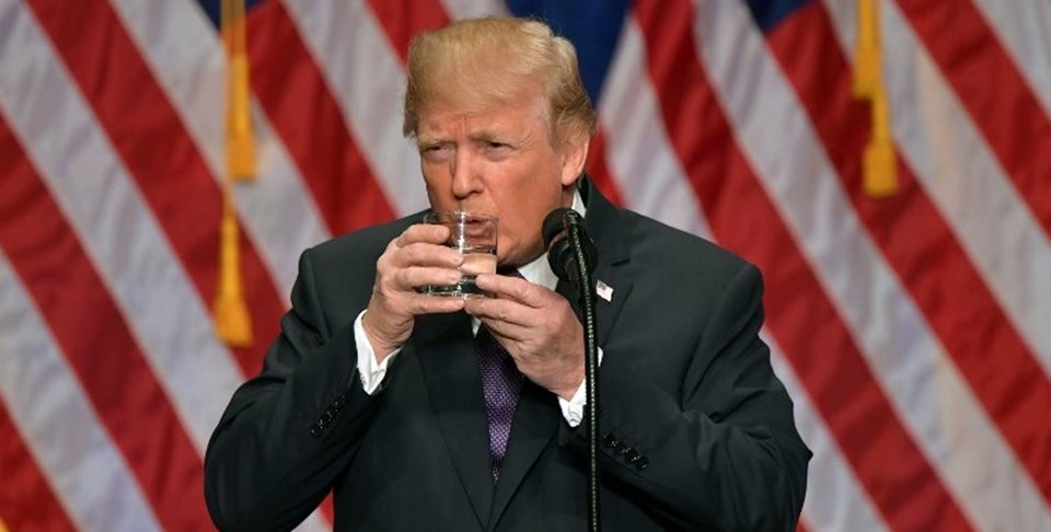 ABD Başkanı Donald Trump'ın su bardağını iki eliyle tutması "bunama" tartışmasına neden oldu.