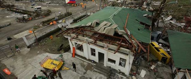 Tsunami gibi tayfunda 10 bin ölü