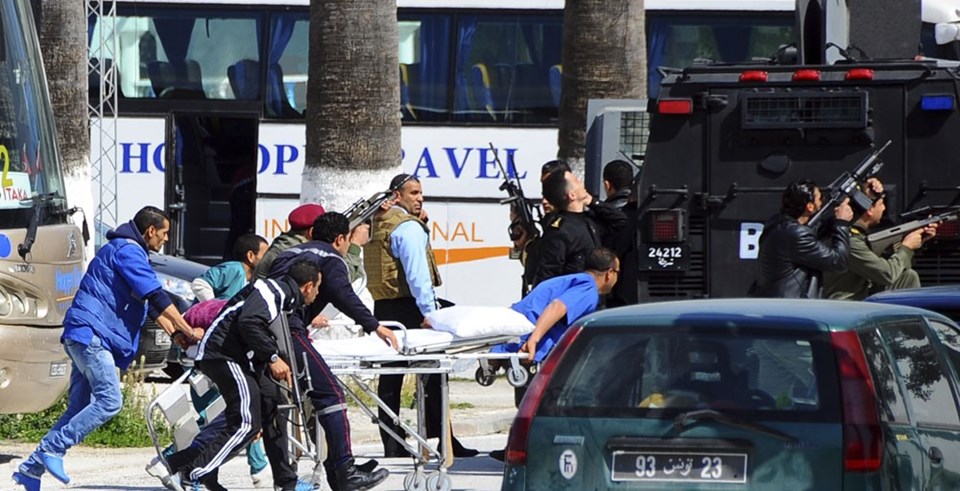 Tunus'taki müze saldırısında onlarca turist öldürüldü.