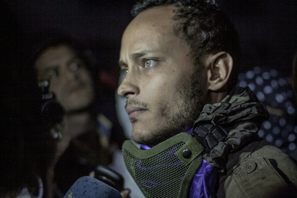 Eski pilot ve sinema oyuncusu olan Oscar Perez yayınladığı videolarla Venezuela halkının özgürlüğü için mücadele ettiğini iddia ediyordu.