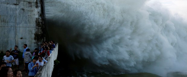 2017-10-12T120414Z_333980067_RC169B971B60_RTRMADP_3_VIETNAM-FLOODS.JPG