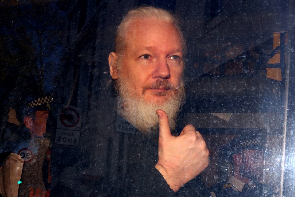 Mahkemeye çıkarılan Julian Assange tutuklanarak cezaevine gönderildi.