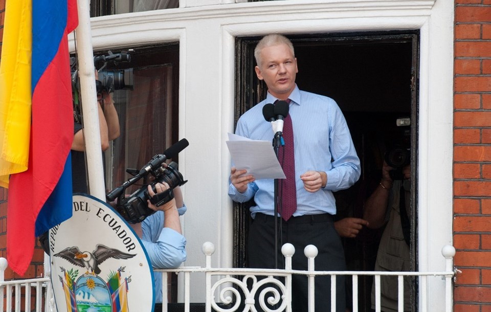 Assange 2012 yılında Londra'daki Ekvador Büyükelçiliği'ne sığınmıştı. Wikileaks'in kurucusu 40 yaşındayken büyükelçilik önünde basın açıklamasında bulunmuştu.