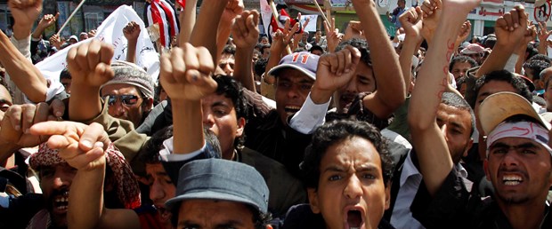 ‘Yemen’de göstericiler bombalandı’