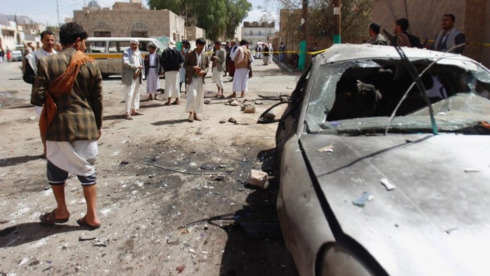 Yemen'de Şiilere ait iki camiye cuma namazı intihar saldırısı düzenlendi.