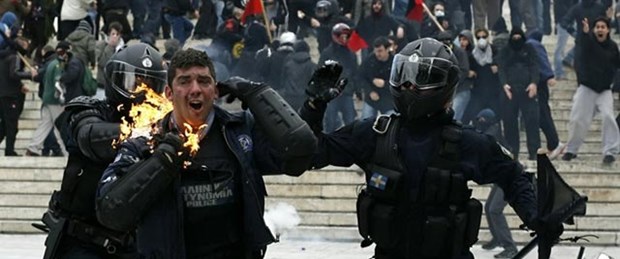 Yunan halkı olası bir kaosa karşı silahlanıyor