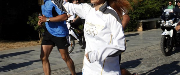 Yunanistan'da tarihi Olimpiyat meşalesi çalındı
