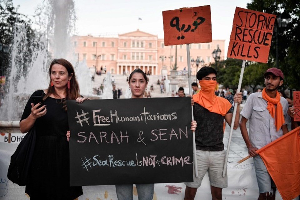 Sara Mardini'nin gözaltına alınması Yunanistan'da bir grup insan hakları aktivisti tarafından protesto edildi.
