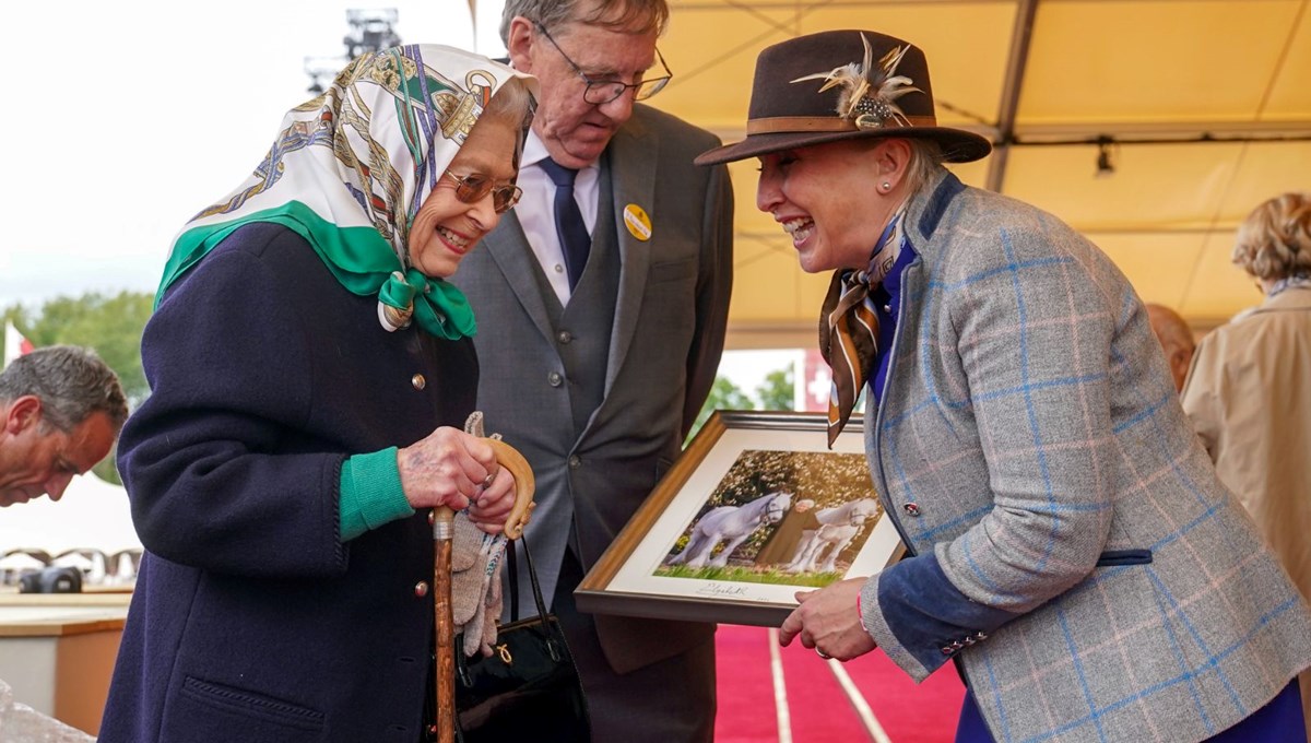 Sağlık sorunları nedeniyle açılışa katılamayan Kraliçe Elizabeth halkın karşısında