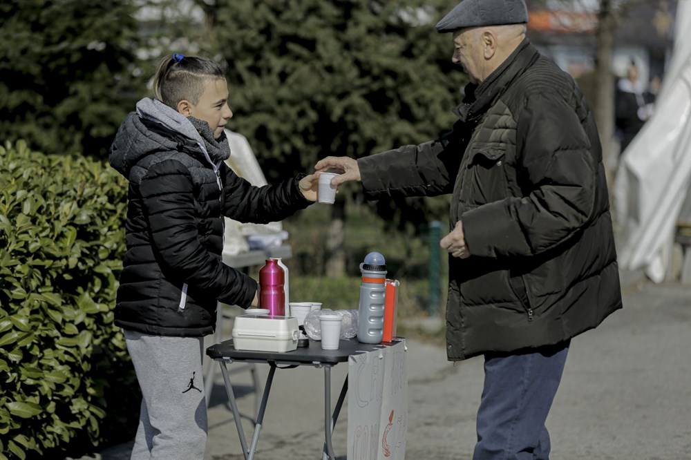 Dünyadan depzemzedelere duygulandıran destekler: 12 yaşındaki çocuk çay satarak para topluyor - 5