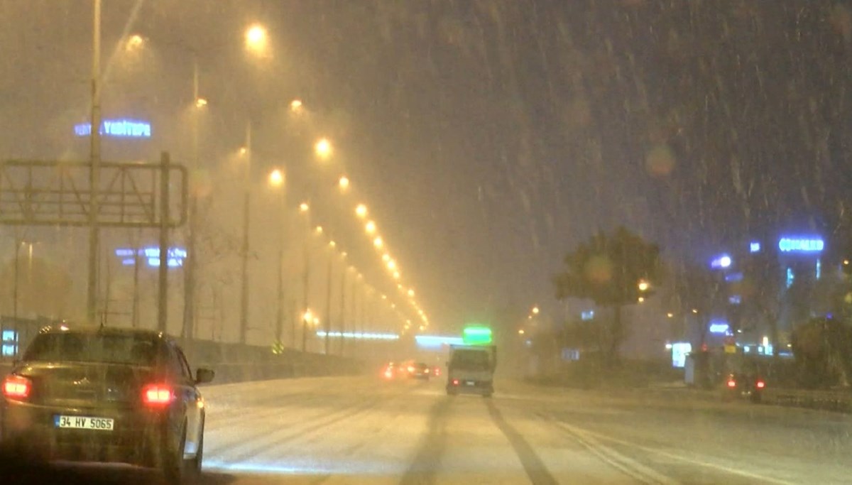 İstanbul'da kar yağışı etkisini artırdı