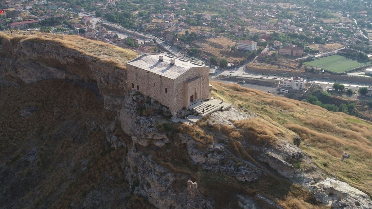 ucurumun kiyisindaki 839 yillik tarih divrigi kale camisi turklerin anadolu daki en eski yapilarindan