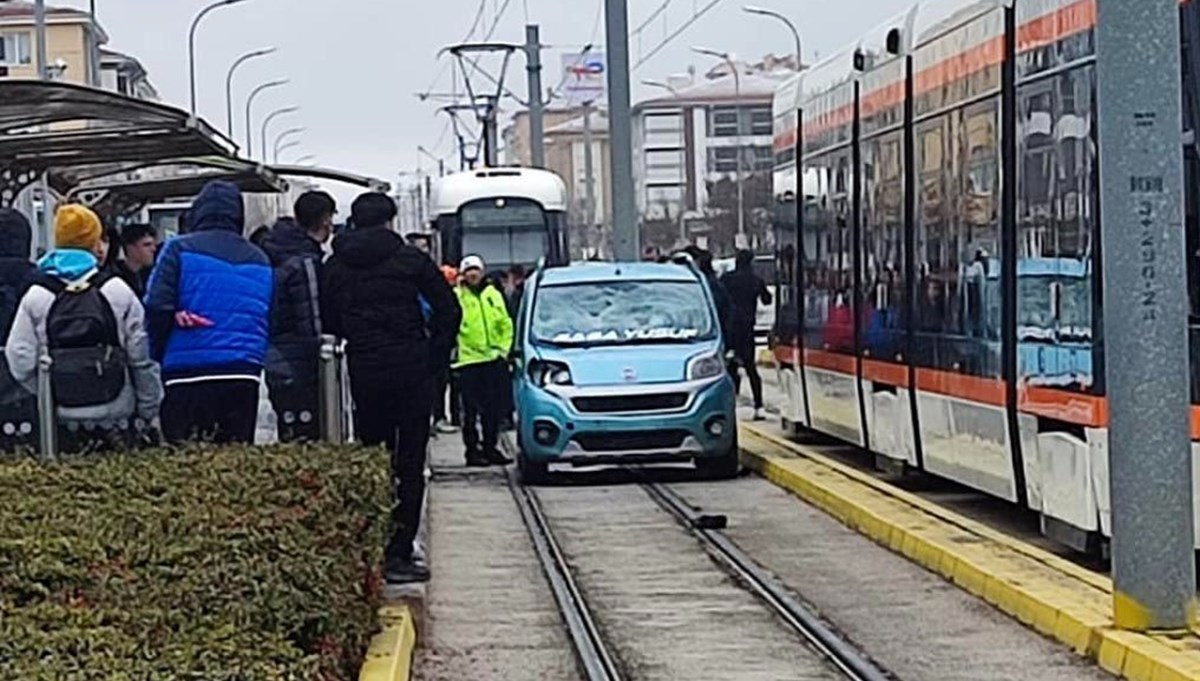 Tramvay yolunda ticari araç çarptı: 1 ölü