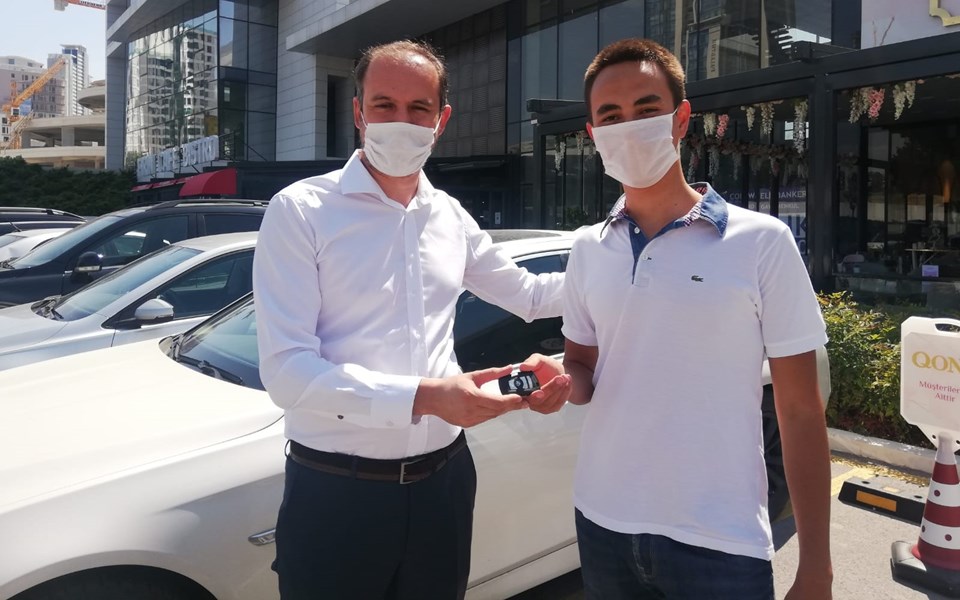 Öğretmen, Türkiye birincisi öğrencisine lüks otomobilini hediye etti - 1