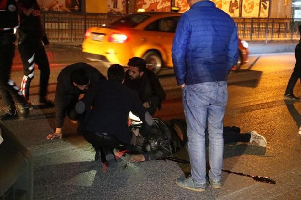 Beyoğlu'nda polisten kaçarken otomobil çarptı - 1