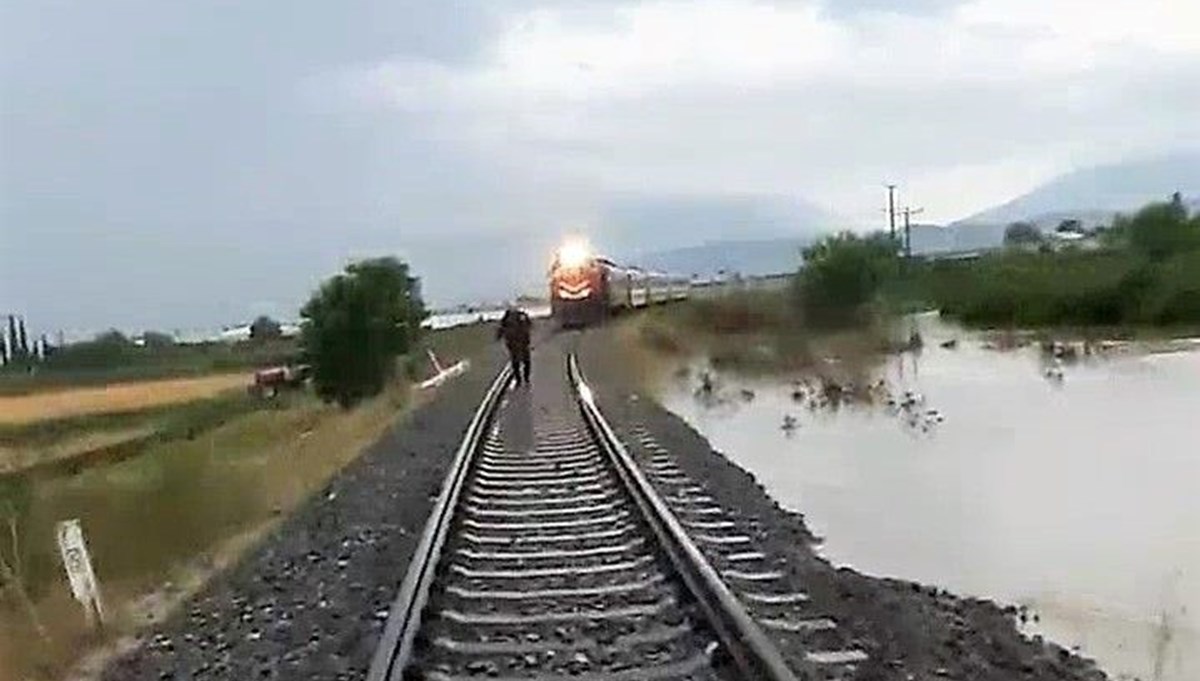 Denizli’de selin çökerttiği bölüme yaklaşan tren son anda durduruldu Denizli’de selin çökerttiği bölüme yaklaşan tren son anda durduruldu