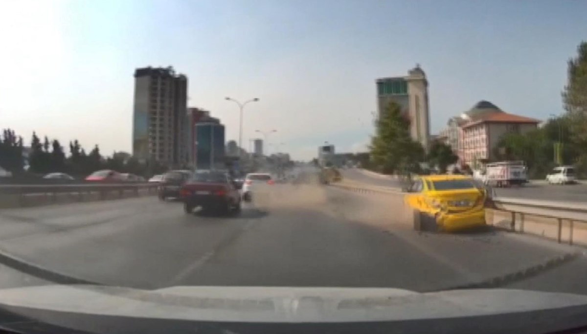 Maltepe'de hatalı şerit değiştiren araç taksiye çarptı Maltepe'de hatalı şerit değiştiren araç taksiye çarptı
