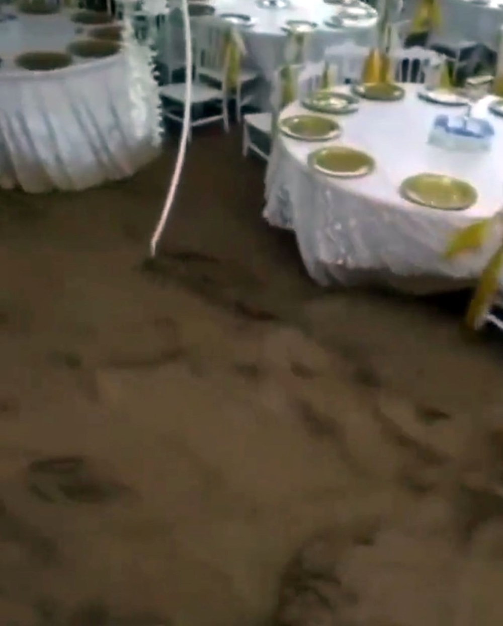 Masaların üzerine çıkarak kurtuldular - 6