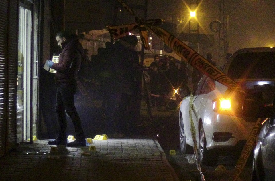 Batman'da hırsızlık şüphelisinin peşine düşen ekibe ateş açıldı: Bir bekçi şehit, bir polis yaralı - 2