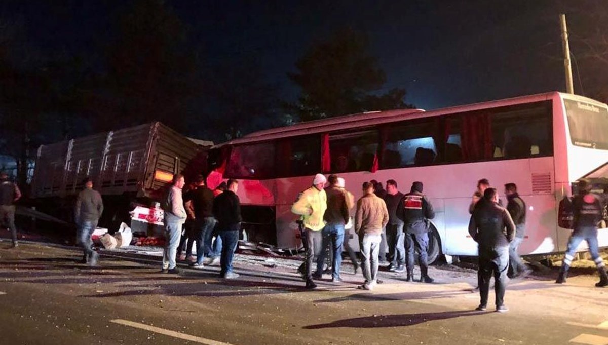 Tur otobüsü TIR'a arkadan çarptı: 4 yaralı