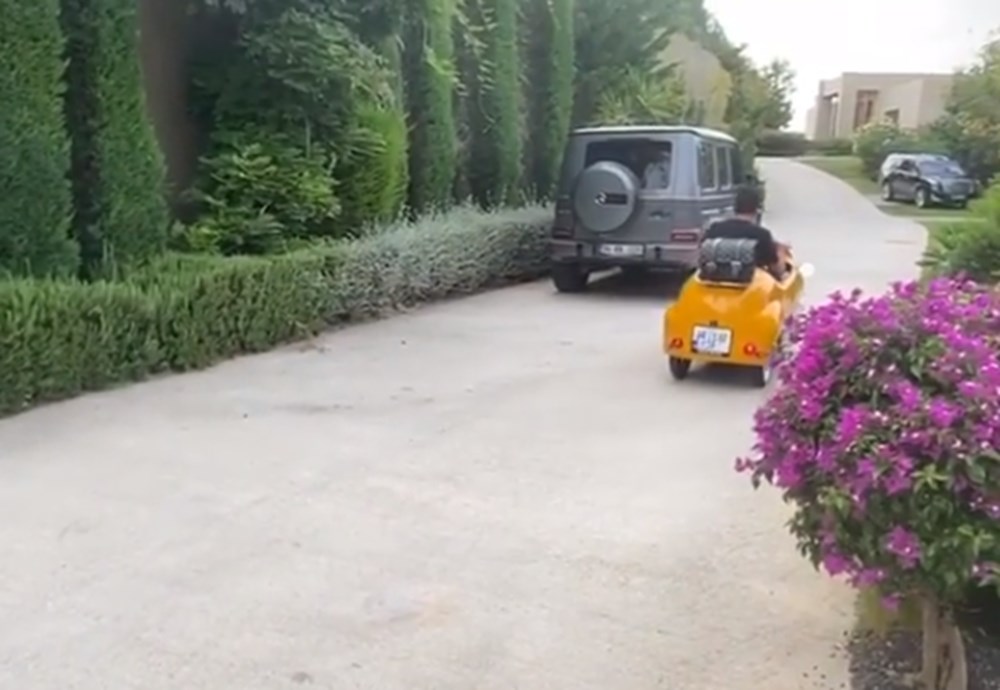 Acun Ilıcalı'dan Cem Yılmaz ve Serenay Sarıkaya'ya nostaljik arabalı ziyaret - 5