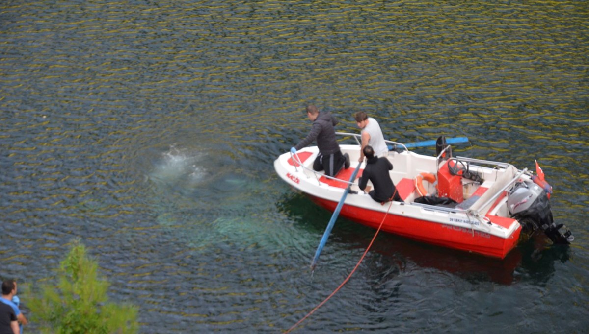 Otomobil Kızılırmak'a uçtu: Anne ile çocuğu öldü, baba yaralı