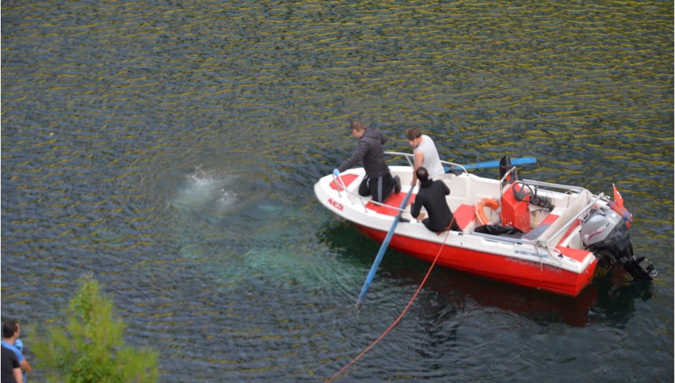 Otomobil Kızılırmak'a uçtu: Anne ile çocuğu öldü, baba yaralı