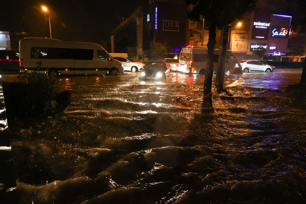 İzmir'de sağanak etkili oldu - 10