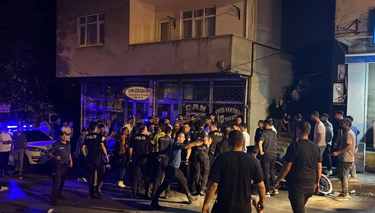 Evini ateşe veren genç, neredeyse mahalleyi yakıyordu: Kalabalığın elinden polis kurtardı