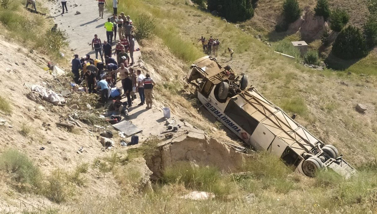 Kars'ta yolcu otobüsü şarampole devrildi: 7 ölü, 22 yaralı