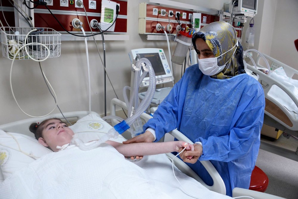 Yoğun bakım kapısında 10 yıldır çocuğunu bekliyor: Beni hissediyor, mutlu oluyor - 7