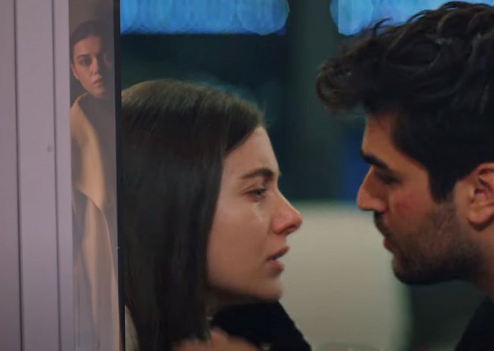 Yalı Çapkını son bölüm büyük ihanet! Suna ve Ferit'in öpüşme sahnesi şoke  etti | N-Life