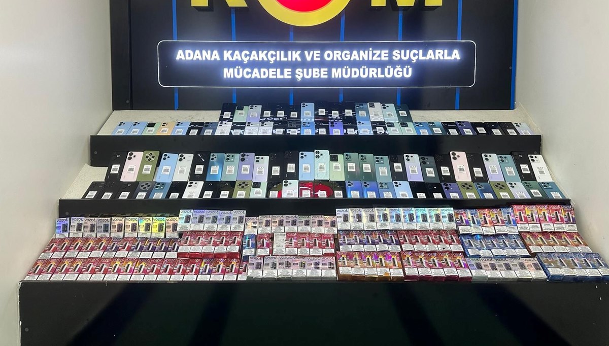 Adana'da tırda kaçak 100 cep telefonu ele geçirildi Adana'da tırda kaçak 100 cep telefonu ele geçirildi
